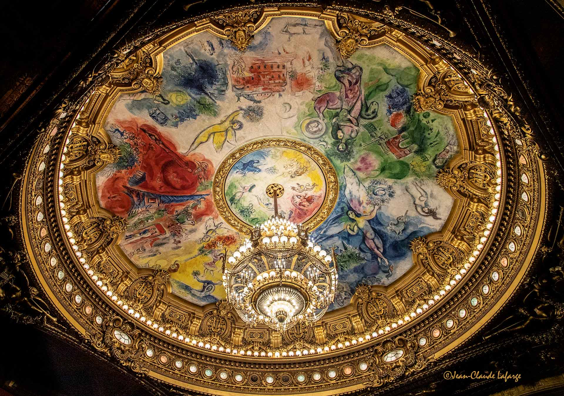 Chagall peint le plafond de l'Opéra Garnier de Paris en 1964. 